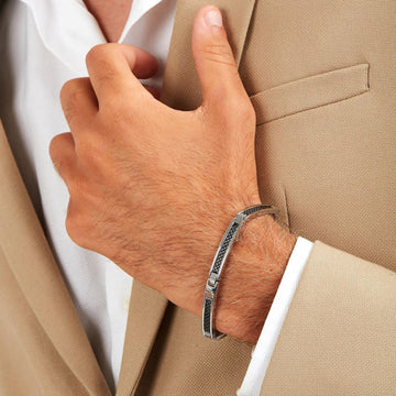 Ανδρικό βραχιόλι Maserati JM423AVD24 από ανοξείδωτο ατσάλι, με ασημί-μαύρο μπρασελέ και χρυσή τρίαινα.